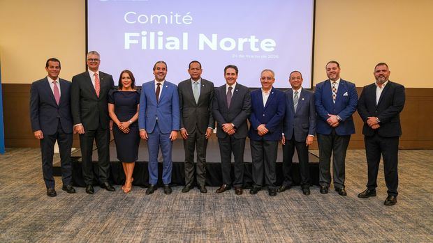 En el centro, el presidente de Cadoar, Wilfredo Baquero y el superintendente de seguros, Julio César Valentín, junto a directivos de Cadoar y miembros de la nueva filial de la zona Norte.