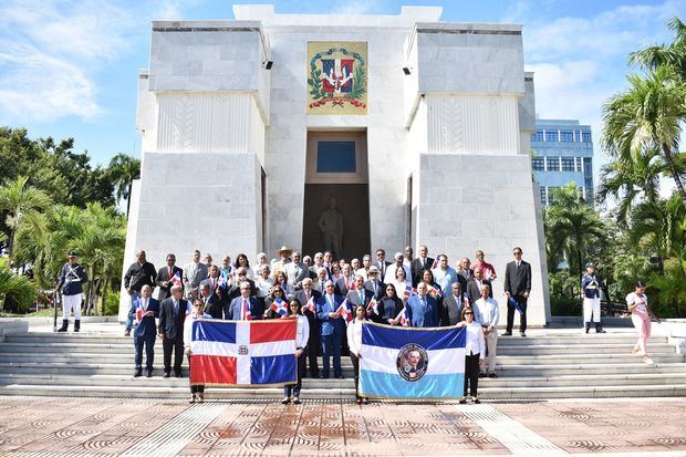 Directivos y miembros del Instituto Duartiano, luego de la ofrenda floral en el Altar de la Patria.