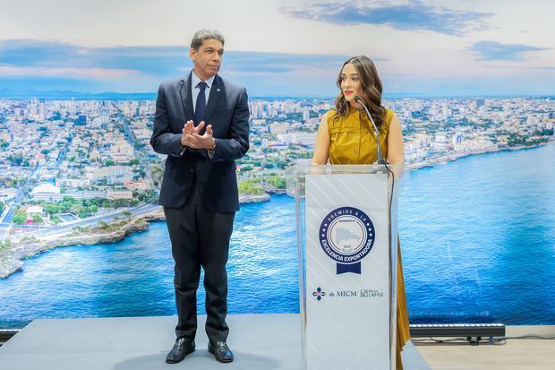 El presidente y la vicepresidenta de Adoexpo, Karel Castillo y Roselyn Amaro Bergés, anuncian a los nominados que competirán por los premios a la excelencia exportadora 2025.