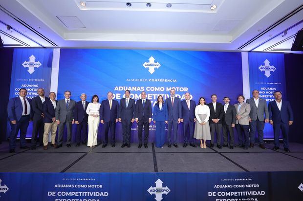 En el centro, el director general de Aduanas, Nelson Arroyo y el presidente de Adoexpo, Karel Castillo, junto a otros directivos de la entidad empresarial y funcionarios.