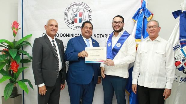 Jhon Paniagua, Wilson Gómez y Pedro Rodríguez entregan un certificado a Paul Maldonado.