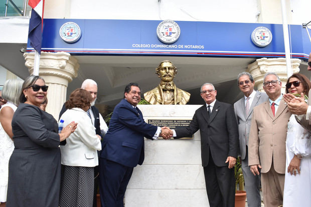 Los presidentes del Colegio de Notarios y del Instituto Duartiano, Jhon Richard Paniagua y Wilson Gómez Ramírez, respectivamente, luego de develar el busto de Duarte en la sede central del gremio que agrupa a los profesionales del derecho.