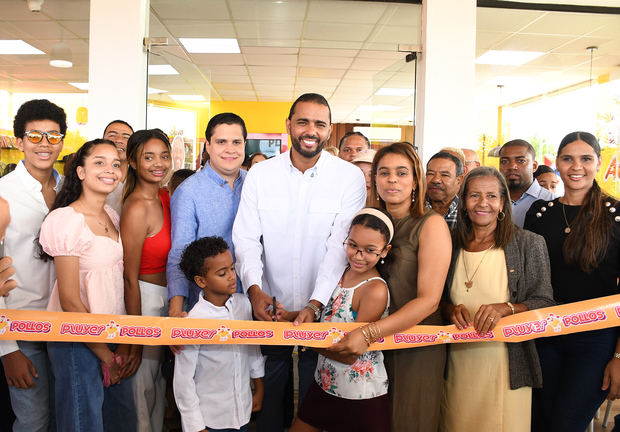 Johan Pluyer y Ramón Arnaldo Pimentel realizan corte de cinta acompañado de familiares e invitados.