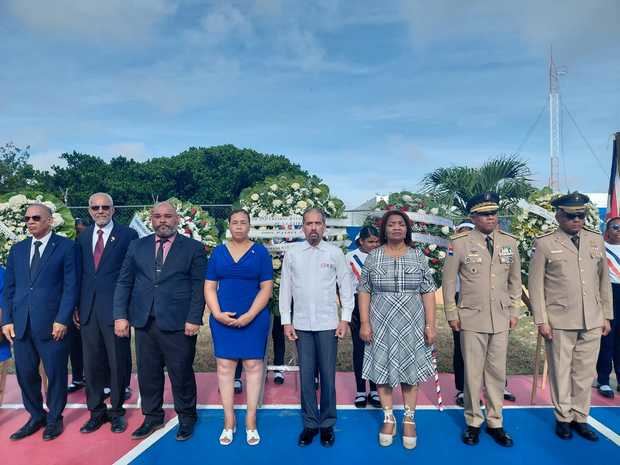 Juan Pablo Uribe, al centro, junto a autoridades civiles y militares luego de colocar las ofrendas florales.