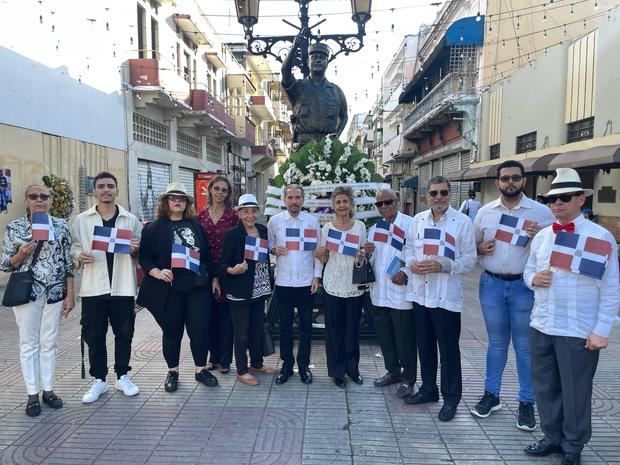 Juan pablo Uribe, al centro, junto a los familiares de Caamaño.