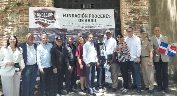 Juan Pablo Uribe, al centro, junto a miembros de las fundaciones patrióticas, personalidades de la vida nacional y educadores.