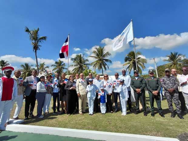 Juan Pablo Uribe junto a autoridades civiles y militares en el Monumento Hacienda María.