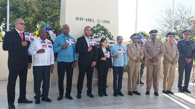 Juan Pablo Uribe junto a autoridades civiles y militares, luego de depositar las ofrendas florales.