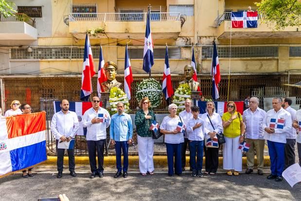 Juan Pablo Uribe junto a miembros de las fundaciones patrióticas.