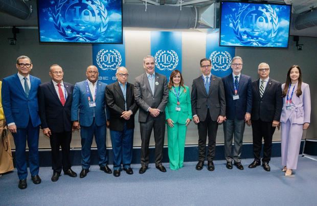 En el centro, los presidentes de la República y de la Copardom, Luis Abinader y Laura Peña Izquierdo, junto a la representación dominicana que participó en la conferencia de la OIT, y que estuvo integrada por funcionarios, líderes empresariales y dirigentes sindicales.