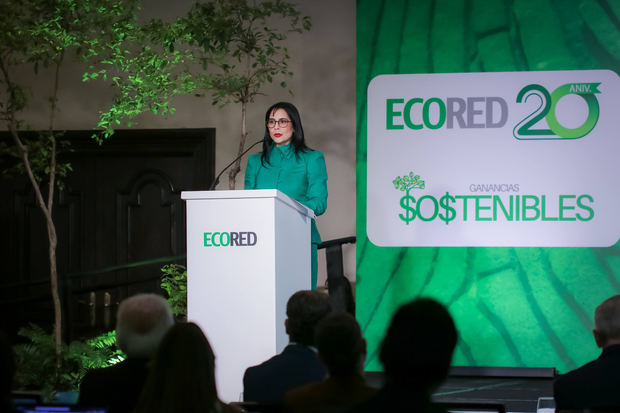 La presidenta de Ecored, Christy Luciano, se dirige a los presentes