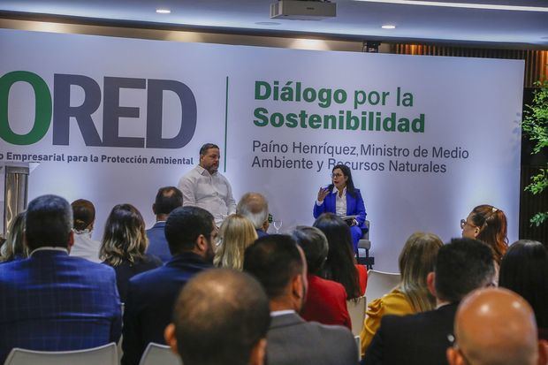 La presidenta interina de Ecored, Christy Luciano y el ministro de Medio Ambiente, Paíno Henríquez, durante el encuentro.