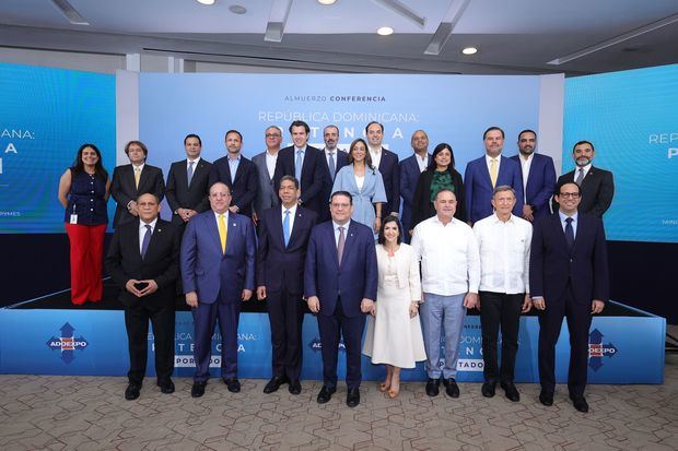 Ministros de varias carpetas oficiales, directivos de Adoexpo y el expositor Eduardo Sanz Lovatón.