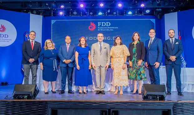 Alberto Álvarez, Lil Esteva, Pedro Díaz, Susana Reid, Jean Paul Quiroz, María del Carmen Ramos, Yolanda Valdez, Eduard Gottschalk y Christian Molina.