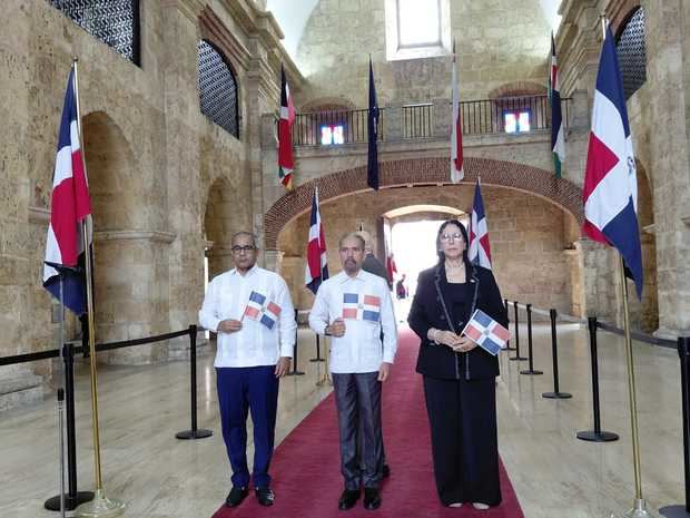 Hernani Aquino, Juan Pablo Uribe y Ana Cristina Martínez.