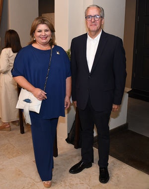 Carlos Arnal V, Fabiola Herrera y William García, realizando firmas para formalizar la alianza “Unidos por la Ciudad Colonial”.