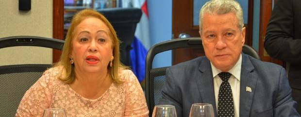 Luisa Fernández y el ministro Nelson Toca Simó.