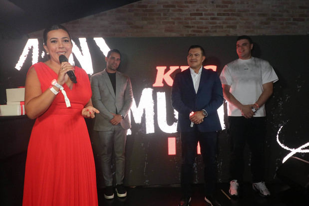 Desde la izquierda, la gerente de mercadeo de KFC, Vanessa González, se dirige al público. Le acompañan, Albert Mena, Carlos Álvarez y Bryant Elton.