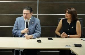 Yayo Sanz Lovatón, director de Aduanas y Lucía Zorrilla, subdirectora general.