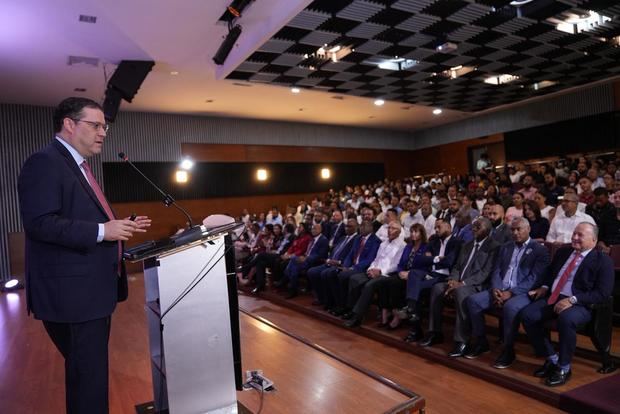 Sanz Lovatón expone sobre la logística como nuevo eje económico ante estudiantes de la UASD.