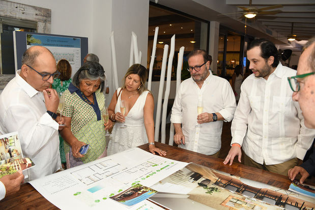 Ejecutivos y clientes disfrutando de la maqueta con distribución de los TownHouse de Casa Hemingway