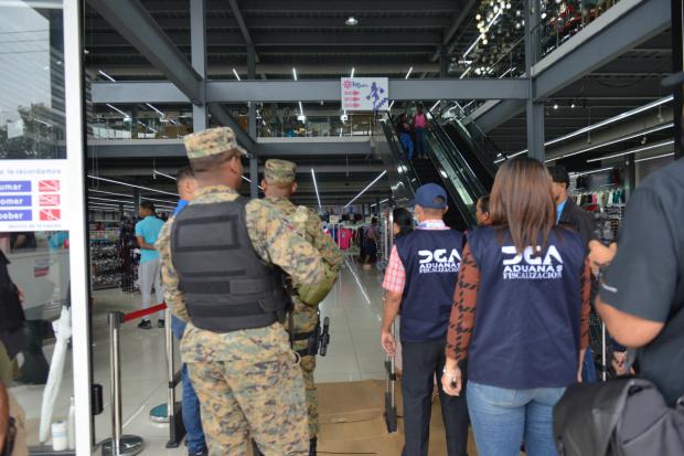 Aduanas continúa operativos de fiscalización en comercios chinos de Santo Domingo
