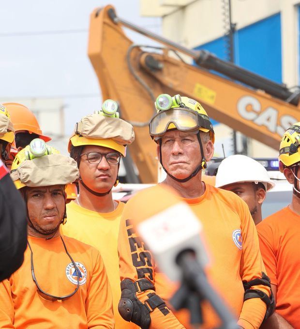 Defensa civil trabajando en el rescate.