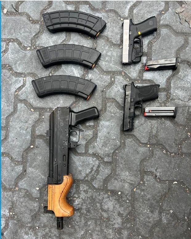 Aduanas y DNCD incautan armas y drogas dentro de caja y bocina en el puerto de Haina.