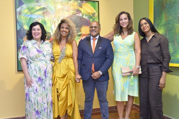 Margarita González Auffant, Marian Balcácer, Eduardo Adams, Klaudia Becker de Pierucci y Sonia Brazoban en la inauguración de la exposición ‘’Espacio y tiempo’’, homenaje a la maestra Ada Balcácer, en el Centro Cultural Banrservas.