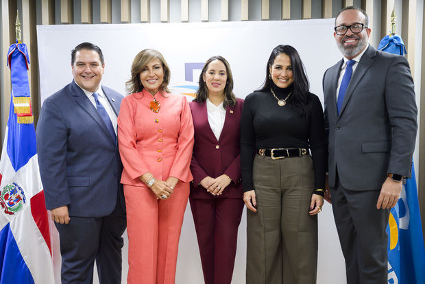 Alieska Díaz, vicepresidenta ejecutiva senior Administrativa de Banreservas, acompañada desde la izquierda de Hernan Mayol, director senior de Oficinas de Representación Estados Unidos; Geanilda Vásquez, cónsul en Miami; Celinés Toribio, viceministra de Relaciones Exteriores para las Comunidades Dominicanas en el Exterior; y Henry Ogando, director senior internacional Oficinas de Representación.