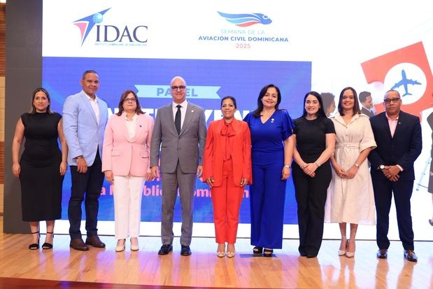 El director general del IDAC, Igor Rodríguez Durán, junto a los panelistas del conversatorio sobre Capacidades sostenible en la aviación civil.