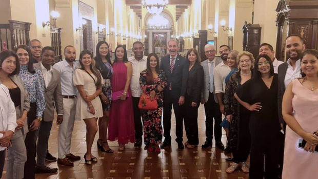 Ministro de Educación Superior, Ciencia y Tecnología se reúne con estudiantes dominicanos en Cuba