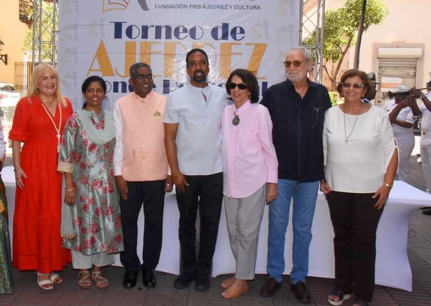 Sonia Alfonso, Pushpa Abbagani, el Embajador de la India, Ramu Abbagani, el presidente de FUNDAC, Aquiles Rodríguez, Taty Olmos, Peter Croes y Dania Goris, en la ceremonia Inaugural.