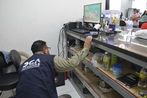 Aduanas fiscaliza tienda por departamentos de origen chino de la avenida Luperón