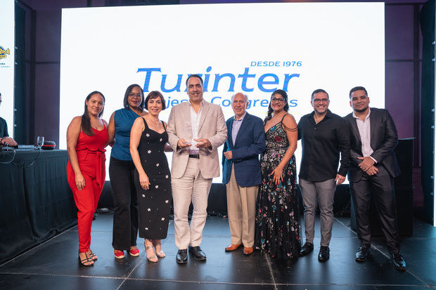 Ejecutivos de la agencia Turinter reciben el primer lugar en la categoría de Grupos.