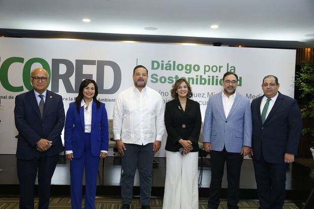 Desde la izquierda, Ángelo Carmelo Viro, presidente de la Asociación Nacional de Empresas e Industrias Herrera (Aneih); Christy Luciano, presidenta interina de Ecored; Paíno Henríquez, ministro de Medio Ambiente; Ana Pimentel, viceministra de cambio climático y sostenibilidad; Luis Miura, pasado presidente y asesor de la Confederación Dominicana de la Micro, Pequeña y Mediana Empresa (Codopyme), y Priamo Ramírez, director ejecutivo de Fideicomiso DO Sostenible.