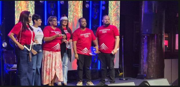 Carmen Luz Beato recibe su premio. Le acompañan Raysa Feliz, Carmen Bretón, Rosa Lidia Lora, Héctor Méndez y Omar Rivera.