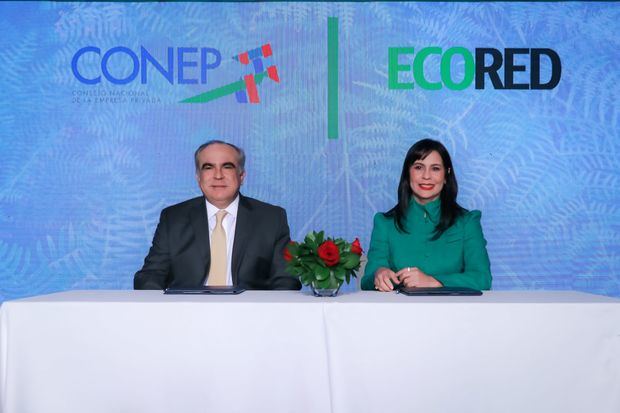 Los presidentes del Conep y Ecored, Ceso Juan Marranzini y Christy Luciano, respectivamente, firman un acuerdo.