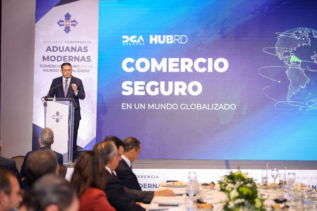 El director general de Aduanas, Eduardo Sanz Lovatón, durante su disertación en el almuerzo-conferencia de los exportadores.