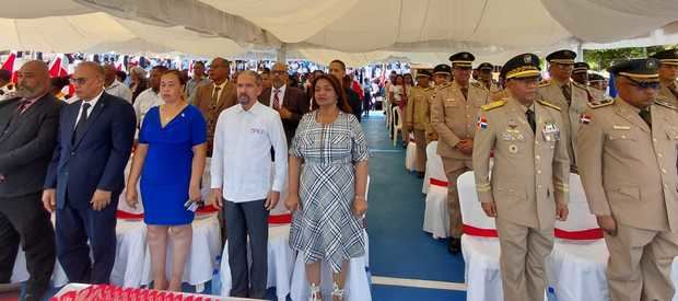 El acto patriótico contó con una masiva representación de munícipes, educadores y militares.