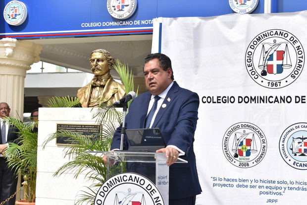 El presidente del Colegio Dominicano de Notarios, Jhon Richard Paniagua, se dirige a los presentes.