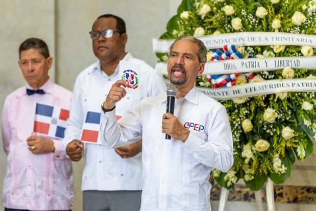 El presidente de Efemérides Patrias ofrece el discurso de rigor.
