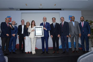 El ex ministro de Trabajo, Luis Miguel De Camps García, recibe un reconocimiento por parte de directivos de la Copardom y representantes de otras entidades empresariales.