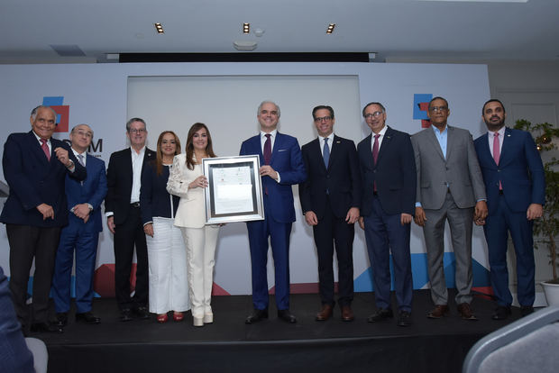 El ex ministro de Trabajo, Luis Miguel De Camps García, recibe un reconocimiento por parte de directivos de la Copardom y representantes de otras entidades empresariales.