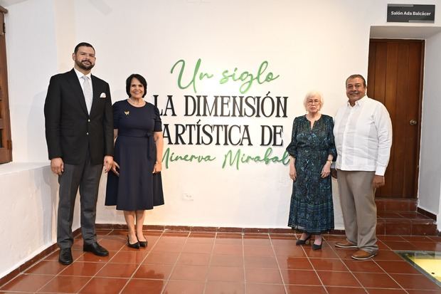 Franklin Soriano, Minerva Josefina (Minou) Tavárez, Milagros Ortiz y Manolo Tavárez en la exposición 'Un siglo. La dimensión artística de Minerva', que se exhibe en el Centro Cultural Banreservas de Santo Domingo.