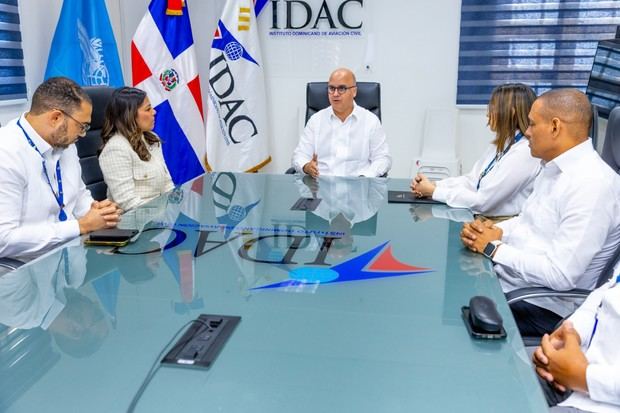 Igor Rodríguez Durán director general del Instituto Dominicano de Aviación Civil, Paola Aimée Plá Puello subdirectora del IDAC, junto a directores de la institución.