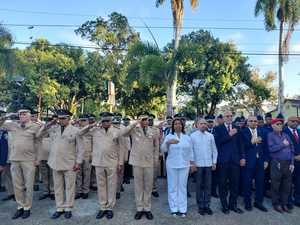 Juan Pablo Uribe, al centro, junto a autoridades civiles y militares encabezaron el acto patriótico.