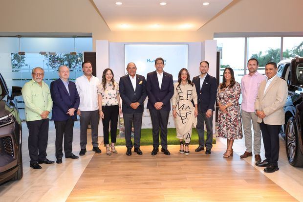 Karel Castillo, Roberto Bonetti, Kai Schoenhals, Roselyn Amaro Bergés, y otros directivos de Adoexpo y organizadores del torneo, en el lanzamiento.