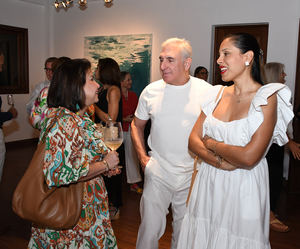 Mary Francés Attias, disfrutando de la obra de Pere de Ribot