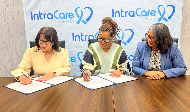  Representantes durante la firma.